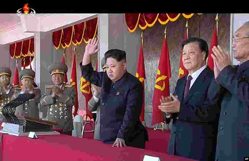 在中朝关系渐行渐远,冷淡紧张的情况下,平壤2017年这次阅兵没有中国高官参加。而在过去的朝鲜阅兵或者其他典礼中,中国高官时有出席。此图为2015年10月10日金正恩(中)同中共政治局常委刘云山(右二)一道观看朝鲜"劳动党"建党70周年阅兵式
