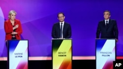 Les candidats à la présidentielle française Marin Le Pen du Front national, à gauche, Benoît Hamon du Parti socialiste, au centre, et François Fillon de la droite républicaine lors d’un débat télévisé sur France 2, à Saint Cloud, France, 20 avril 2017.