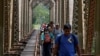 Un grupo de migrantes de Honduras camina por la vía del tren rumbo a Estados Unidos en Huimanguillo. [Foto de archivo]