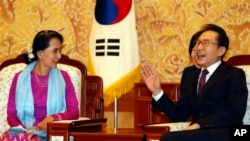 Pemimpin demokrasi Burma Aung San Suu Kyi (kiri) berbincang dengan Presiden Korea Selatan Lee Myung-bak di Rumah Kepresidenan Gedung Biru di Seoul, 29 Januari 2013. (AP Photo/Lee Jae-won, Pool)