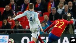 L'Espagnol Isco, à droite, se dispute avec l’Anglais Eric Dier lors du match amical international entre l'Angleterre et l'Espagne au stade de Wembley, Londres, 15 novembre 2016. 
