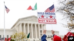 Rassemblent devant la Cour suprême lors des arguments sur la décision du président Trump de mettre fin au programme DACA, le 12 novembre 2019, à Washington. (Photo AP)