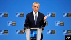 Sekjen NATO Jens Stoltenberg berbicara kepada media di Brussel, Belgia hari Senin (27/11). 