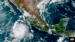 Esta imagen satelital proporcionada por la Administración Nacional Oceánica y Atmosférica de Estados Unidos (NOAA) muestra a la tormenta tropical Pamela en el Pacífico mexicano la mañana del lunes 11 de octubre de 2021.