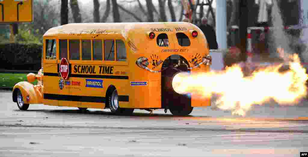 លោក Gerd Habermann អ្នករចនារថយន្ត «School Bus Jet» បានបង្ហាញស្នាដៃផ្ទាល់ខ្លួននៅក្នុងកម្មវិធី Essen Motor Show ទីក្រុង Essen ភាគខាងលិចប្រទេសអាល្លឺម៉ង់។