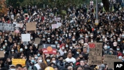 Ribuan pedemo berunjuk rasa di Sydney, Australia, mendukung gerakan memprotes kematian pria Afrika-Amerika, George Floyd, 6 Juni 2020. 