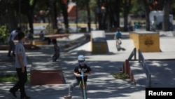 Un niño juega en un parque las horas permitidas durante cuarentena a nacional debido al coronavirus en Caracas, el 26 de abril de 2020.