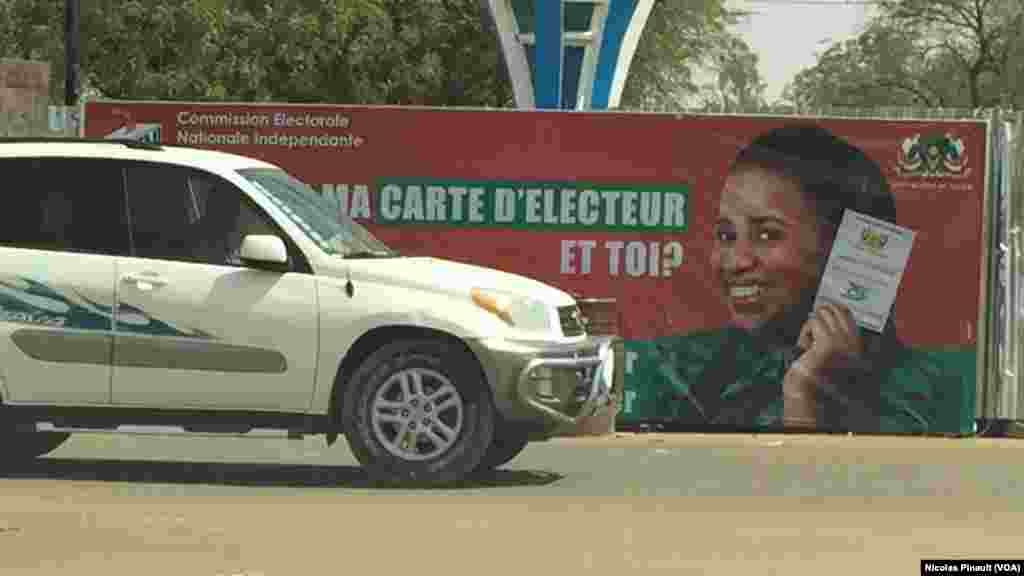 Une affiche de promotion de la Commission électorale nationale indépendante sensibilisant les Nigériens à prendre leurs cartes d’électeurs, Niamey, Niger, 16 février 2016. (VOA/Nicolas Pinault)
