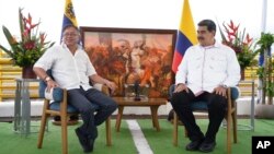 Los presidentes de Colombia y Venezuela, Gustavo Petro y Nicolás Maduro, se reúnen antes de firmar un acuerdo bilateral en el puente internacional Atanasio Girardot, el 16 de febrero de 2023. El consulado de Colombia en Maracaibo abrirá este martes.