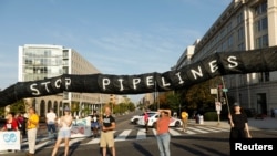 Activistas mediambientales participan en la protesta denominada "Shut Down DC" para exigir cambios en la lucha contra el cambio climático en Washington, D.C., el lunes, 23 de septiembg 2019. 