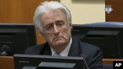 Radovan Karadzic saat menghadiri sidang pada Mahkamah Kriminal Internasional PBB bagi bekas Yugoslavia (ICTY) di Den Haag, Kamis (24/3).