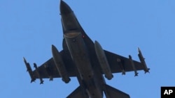 Jet Angkatan Udara Turki yang berisi rudal lepas landas dari Pangkalan Udara Incirlik Air di Adana, Turki selatan (29/7). (AP/Emrah Gurel)