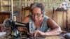 En busca de altenativas ante los altos precios del mercado local, una costurera y pensionada nicaragüense optó por hacer mascarillas en la sala de su casa, con su vieja máquina de coser.