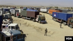 Truk-truk pengangkut pasokan bagi pasukan NATO di Afghanistan. Sebagian dana kontrak angkutan 'bocor' ke pihak Taliban.
