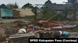 Kerusakan pada salah satu rumah warga di Desa Meko, Pamona Barat akibat angin puting beliung. Sabtu, (17/4/2021). (Foto: Courtesy/BPBD Kabupaten Poso)