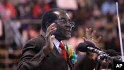 Le président zimbabwéen Robert Mugabe assiste à une rencontre avec les anciens combattants du pays à Harare, 7 avril 2016.