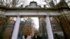 Sebuah gerbang di kampus Universitas Harvard di Cambridge, Mass, 13 Desember 2018. (Foto: AP)