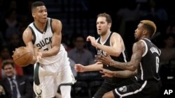 Giannis Antetokounmpo, à gauche, Barclays Center, New York, le 13 mars 2016.
