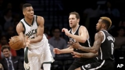 Giannis Antetokounmpo, à gauche, Barclays Center, New Yor, le 13 mars 2016. 