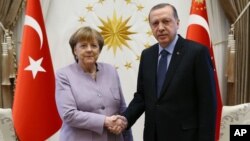 Le président turc Recep Tayyip Erdogan, à droit, rencontre la Chancelière allemande Angela Merkel à Ankara, Turquie, le 2 février 2017.