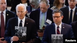 Predsjednik Biden i predsjedavajući Predstavničkog doma Kongresa Mike Johnson na ceremoniji godišnjeg obilježavanja Dana sjećanja na Holokaust u Washingtonu, 7. maj, 2024. (Foto: REUTERS/Evelyn Hockstein)