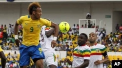 L'attaquant Pierre-Emerick Aubameyang essaie de marquer un but lors de la Coupe d'Afrique des Nations contre le Mali au Stade de L'amitié à Libreville, au Gabon, le 5 février 2012.