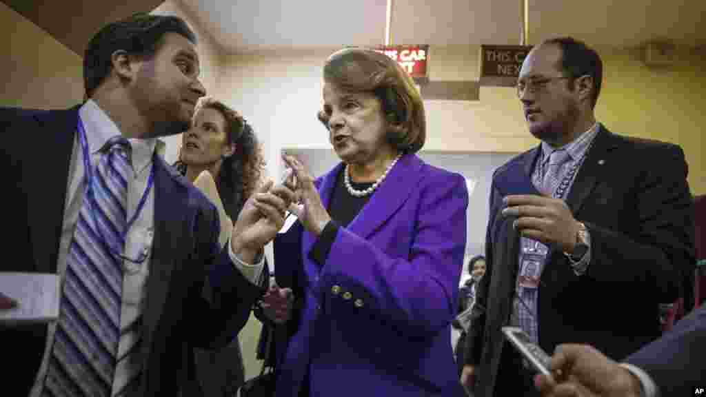 La présidente du Comité du renseignement du Sénat, la sénatrice Dianne Feinstein, est devant des journalistes à son arrivée pour publier un rapport sur les techniques d'interrogatoire brutales de la CIA, Washington, le 9 décembre 2014.