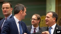 Ministri kroat i Shëndetësisë Vili Berosh shihet duke u përshëndetur me Ministrin francez të Shëndetësisë Olivier Veran më 6 mars, 2020/Arkiv/AP