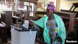 Une Guinéenne vote dans un bureau à Conakry, le 28 septembre 2013.