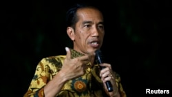 Presiden terpilih Joko Widodo berbicara pada media dalam konferensi pers di kediamannya di Jakarta (21/8). (Reuters/Darren Whiteside)