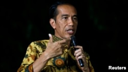 Ahli-ahli politik mengatakan para anggota “Koalisi Merah Putih” yang dibentuk Prabowo bertekad membuat hidup Jokowi sulit.