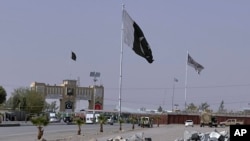 د ځايي چاﺭواکو په وېنا د پاکستاني عسکرو او طالبانو نښتې ماپښين قریباً دوه بجې باب دوستۍ ته څېرمه سيمه کي د ازغن تار په سر د لانجې نتیجه کې شروع شوې
