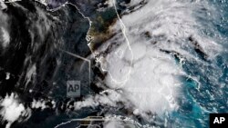 El Centro Nacional de Huracanes en Miami informó que la tormenta se centró a 25 kilómetros al oeste-suroeste de la isla Marco