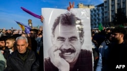 پوستر عبدالله اوجالان، رهبر زندانی حزب کارگران کردستان، در دست طرفدارانش