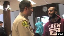 Sherif Morsi yang beragama Islam (kiri) adalah Wakil Kepala Polisi Los Angeles berusaha merangkul komunitas muslim.