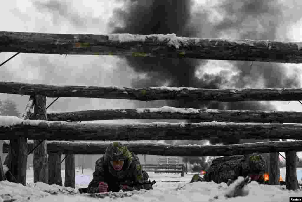 Ukrainian service members attend military exercises during drills at a training ground, amid Russia&#39;s attack on Ukraine, in Chernihiv region, Ukraine.&nbsp;REUTERS/Maksym Kishka