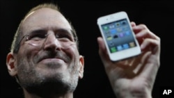 Steve Jobs menunjukkan iPhone pertamanya