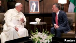 El papa Francisco fue recibido este sábado en Amán por el rey jordano Abdalá II.