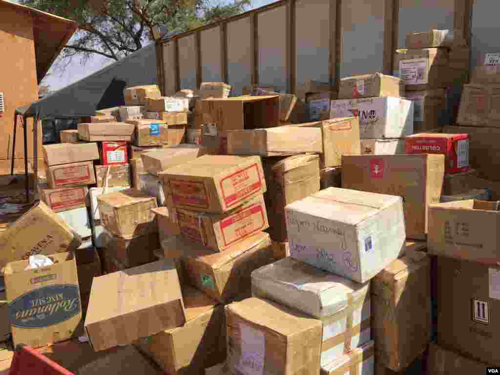 Le matériel électoral est prêt à être livré. Il est stocké dans les hangars de l'Office des produits vivriers du Niger dans Niamey, 17 février 2016 (VOA/Nicolas Pinault) 