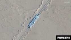 资料照：卫星图片显示中国在新疆若羌县修建模拟军舰的可移动标靶，用作解放军远程反舰弹道导弹测试。（2021年10月20日）