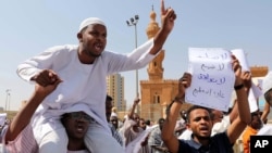 Warga Sudan melakukan unjuk rasa memrotes keputusan Presiden Dewan Kedaulatan Sudan, Abdel Fattah Abdelrahman Burhan untuk menormalisasi hubungan dengan Israel, dalam aksi di Khartoum, Sudan, 7 Februari 2020 (foto: dok). 
