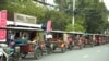 រ៉ឺម៉ក​កង់​បី​កំពុង​រង់​ចាំ​ដឹក​ភ្ញៀវជាតិ​និង​អន្តរជាតិ​ទៅ​ទស្សនា​​ស្នាដៃ​ថត​រូប​​​ដែល​ត្រូវ​បាន​ដាក់​បង្ហាញ​នៅ​តាម​ទីតាំង​ខុស​ៗ​គ្នា​ក្នុង​រាជធានី​ភ្នំពេញ​កាល​ពី​ថ្ងៃទី​០៦ ខែ​តុលា ឆ្នាំ ២០១៨។(ទុំ ម្លិះ/VOA)