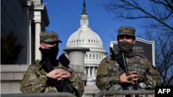 資料照片：美國國民警衛隊士兵在美國國會大廈提供安全保衛。 (2021年1月14日)