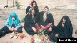 جمعی از خانواده‌های زندانیان سیاسی اعدام شده که بی‌نام و نشان در گورستان خاوران دفن شدند