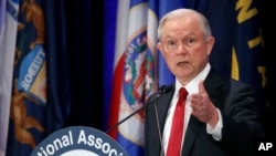 Jaksa Agung Jeff Sessions memberikan sambutan pada Pertemuan Tahunan Musim Dingin Asosiasi Jaksa Agung Nasional , 28 Februari 2017, di Washington. (Foto: dok).