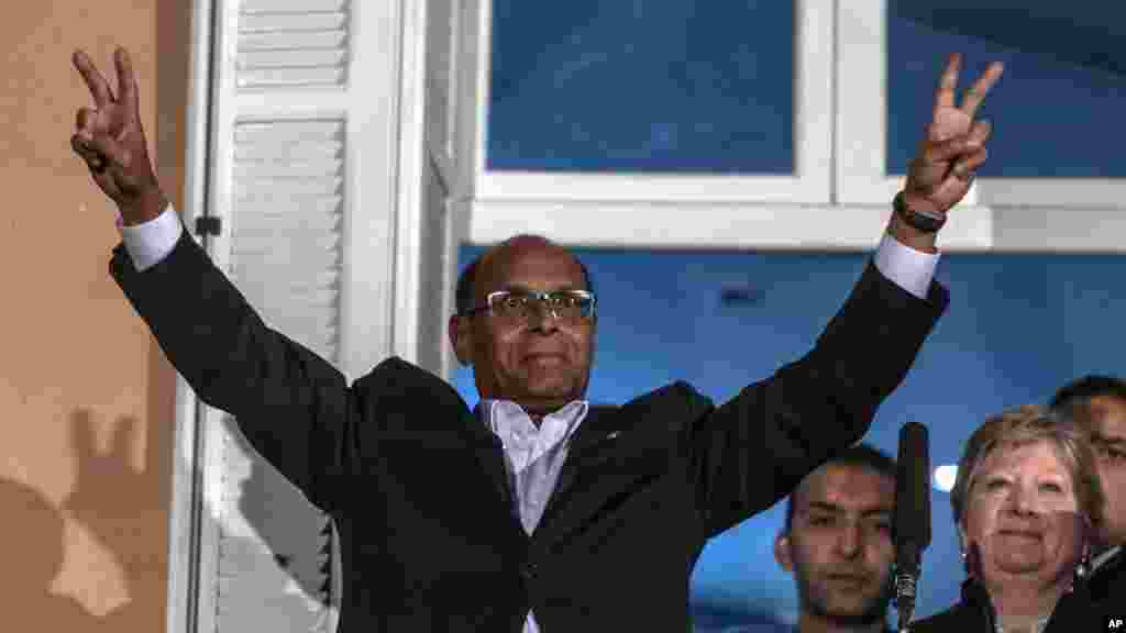 Président tunisien sortant, Moncef Marzouki a reconnu la victoire de son adversaire Béji Caïd Essebsi après la proclamation des résultats lundi 22 décembre 2014. Sur la photo, il fait le signe "V de la victoire"avant un discours dimanche 21 décembre 2014.