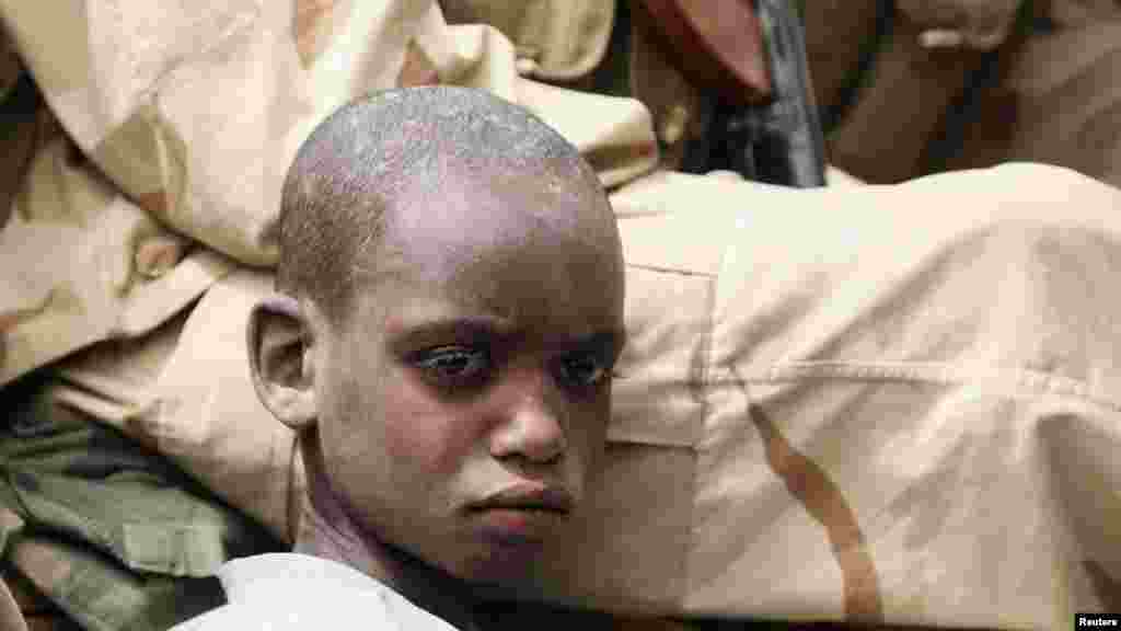 Un garçon qui, selon l'armée tchadienne, est le fils d'un combattant de Boko Haram que l'armée tchadienne tué pendant la bataille, à Gambaru, le 26 février 2015.