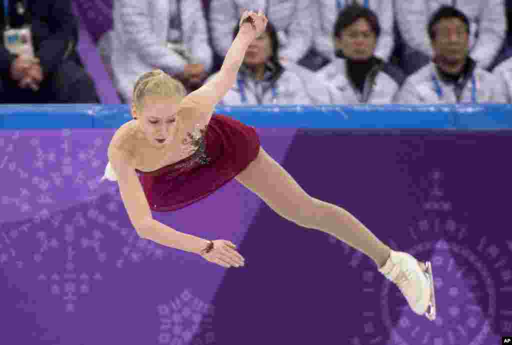 美国队的布雷迪·特内尔(Bradie Tennell)2018年2月11日在韩国江陵举行的平昌冬奥会团体花样滑冰赛女子短节目中竞技。