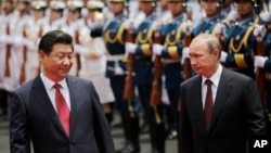 2014年5月习近平主席和普京总统在上海西郊国宾馆的欢迎仪式上阅兵。中俄有联合有竞争