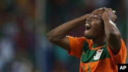 Stoppila Sunzu de la Zambie regrette après avoir manqué un but lors du match du groupe C contre le Burkina Faso, pour la Coupe d'Afrique des nations, au Mbombela Stadium, à Nelspruit, Afrique du Sud, 29 janvier 2013. 